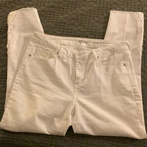 Style & Co Macy Brand White Cropped/Capri jeans size 10